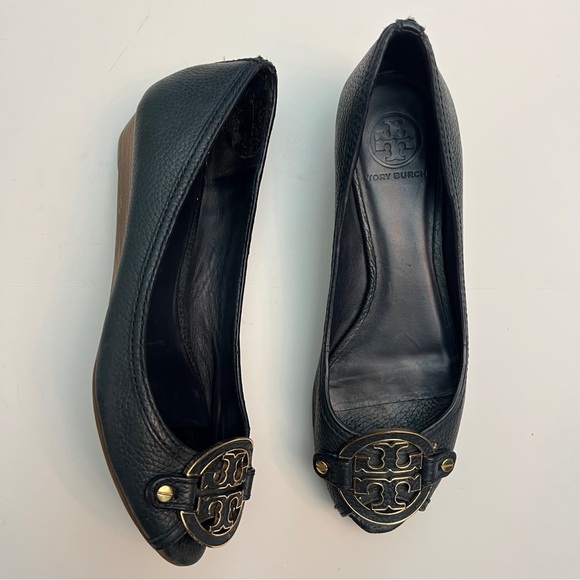 Tory Burch Amanda Demi Peep Toe Kitten Wedge Heel Shoes Navy Size 9 (fit = 8.5) - Picture 1 of 6